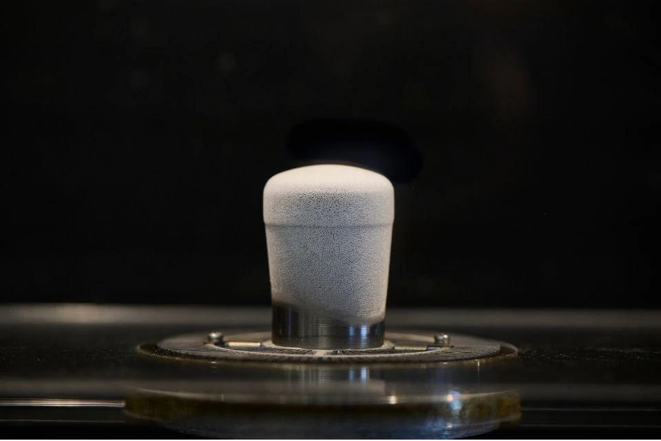 Image of a demostration of the Free Piston Stirling Cooler cooling down to over -100 degrees Celcius