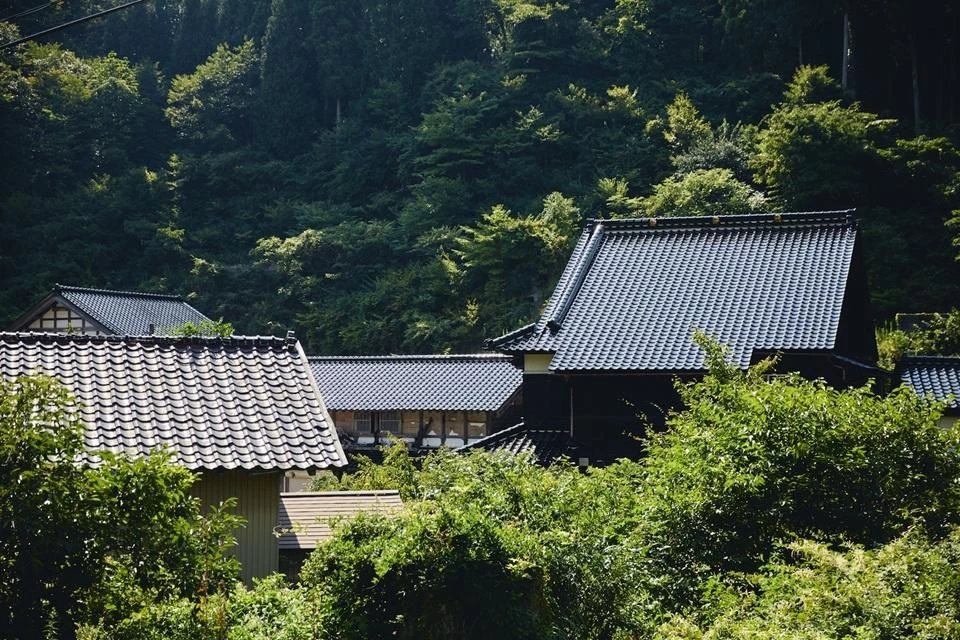 An image of houses with traditional black tiled roofs in Suzu City, Ishikawa Prefecture