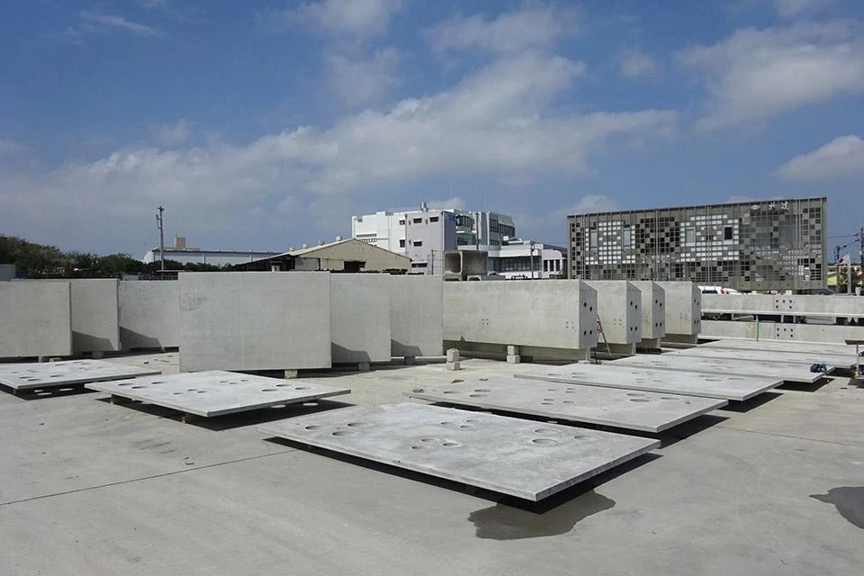 A number of thin slabs of Hybrid Prestressed Concrete on the ground
