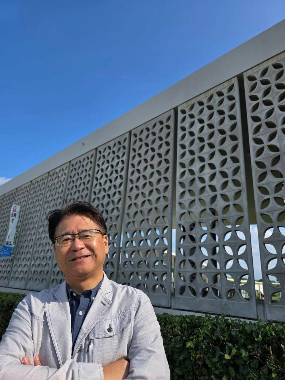 Ahagon Masaki, the President of HPC Okinawa
Co., Ltd, in front of a building made using his Hybrid Prestressed Concrete