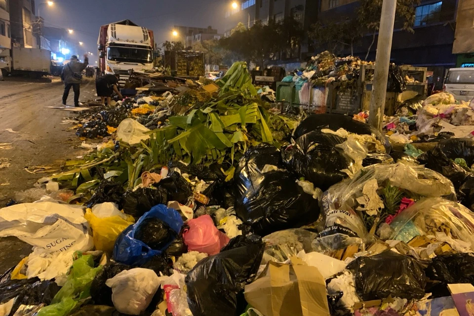 Image of waste dumped on the roadside in Peru