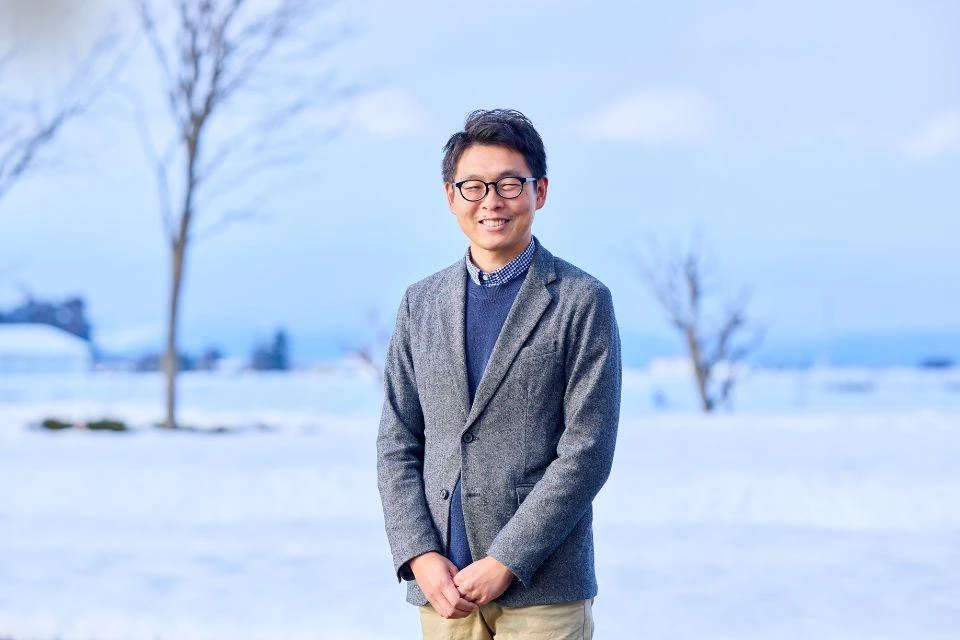 Yamamura Kenji, head of Alhytec's Sales Planning Department and Global Business Development Office, in front of snowy scenery