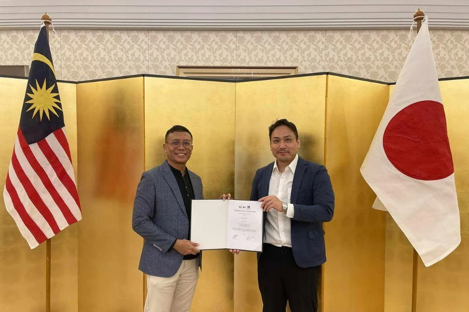 A photo taken when Ninzia made a business alliance with Malaysian food company Nanka Sdn Bhd
