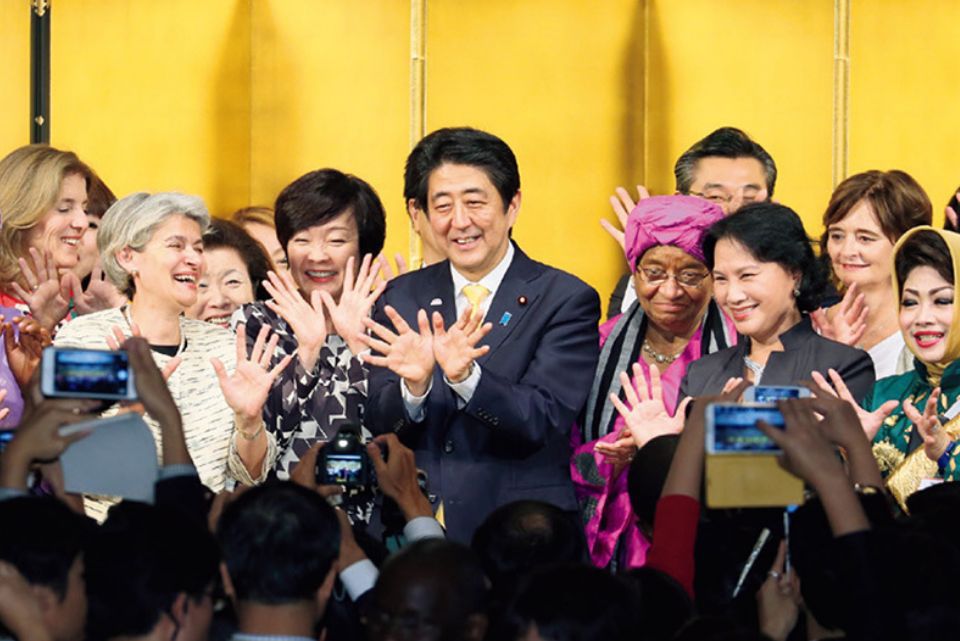 Prime Minister Shinzo Abe with participants at the reception of the Second WAW!, held in 2015.