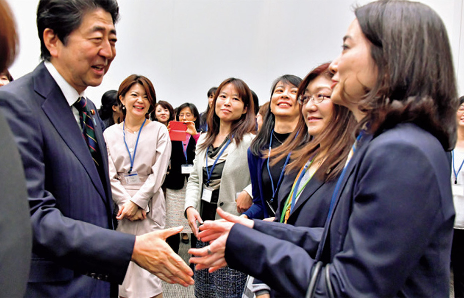 Prime Minister Abe attended the closing reception of the seminar, now in its third year.