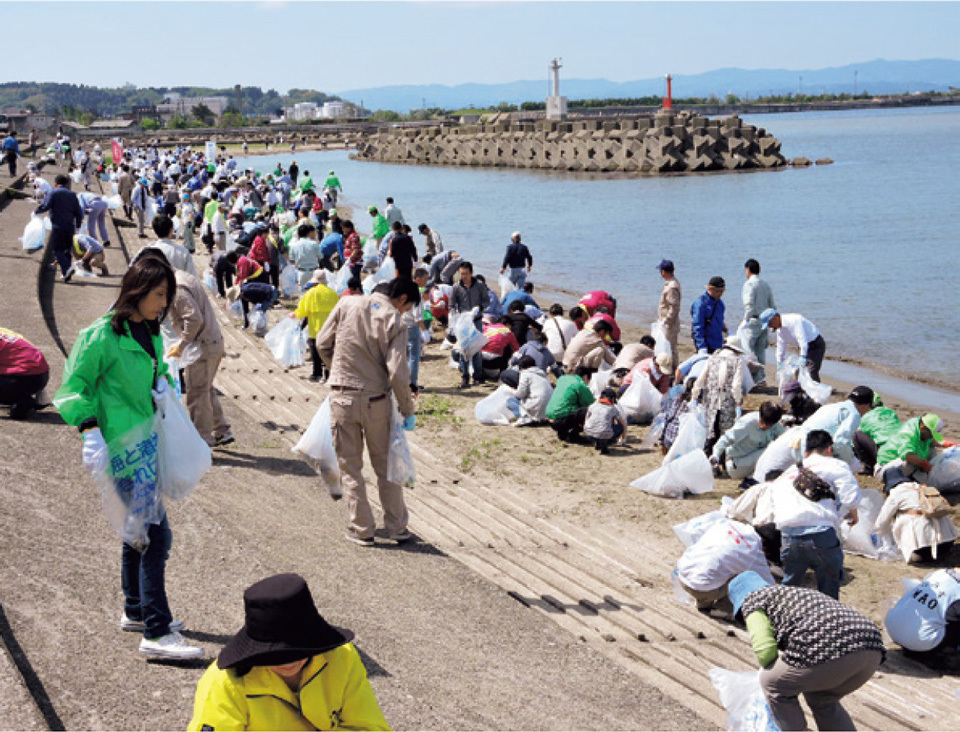 About 120,000 people participated at various times in Toyama Prefecture’s coastal cleanup campaign in 2015, recovering 91 tons of garbage.