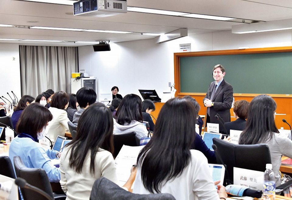 The seminar, given by lecturers from Harvard Business School, impressed participants as “confronting us with a completely different set of values,” and “broadening our perspective.”