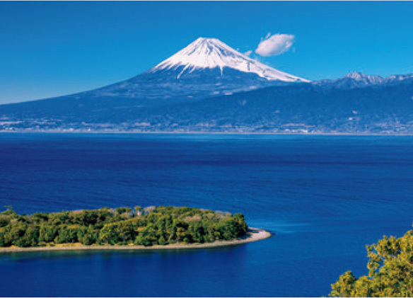 Dogashima and other sightseeing spots in western Izu offer spectacular views of Mt. Fuji over Suruga Bay.