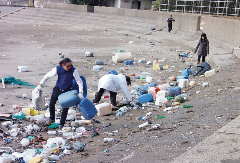 If beached plastic debris is not immediately collected, it will return to the ocean.