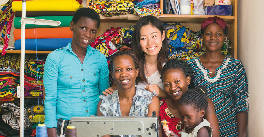 These single mothers, who blamed themselves for not being able to get stable jobs, work in the bag workshop and are able to smile again for the first time in a long while.