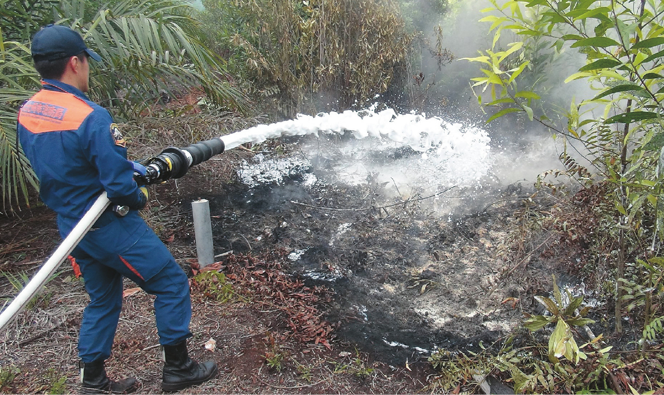 Field tests on peatland fires in Indonesia. With its high osmotic force, the foam can extinguish all embers in the peat.