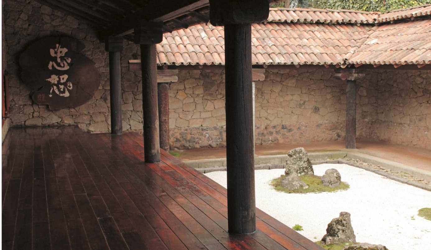 The inclusion of a rock garden enhances the Japanese ambience.