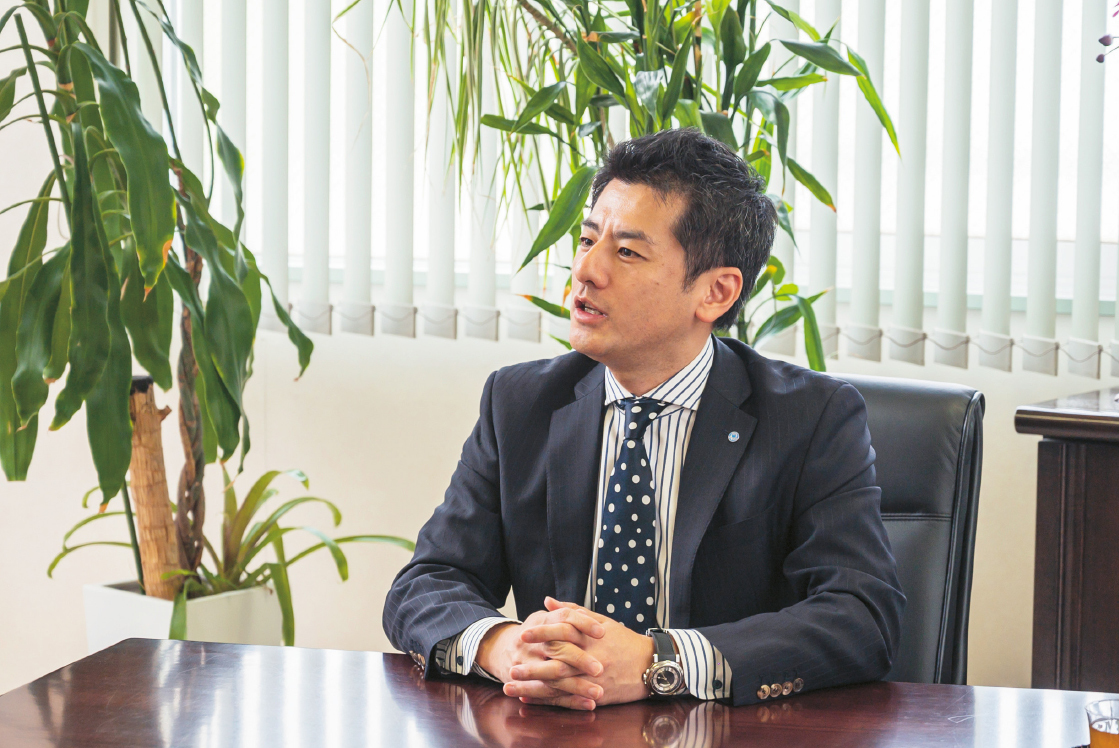 Morita, the president of Shabondama Soap Co., Ltd., eagerly shares his view, saying, “I want the foam to have a global appeal.”