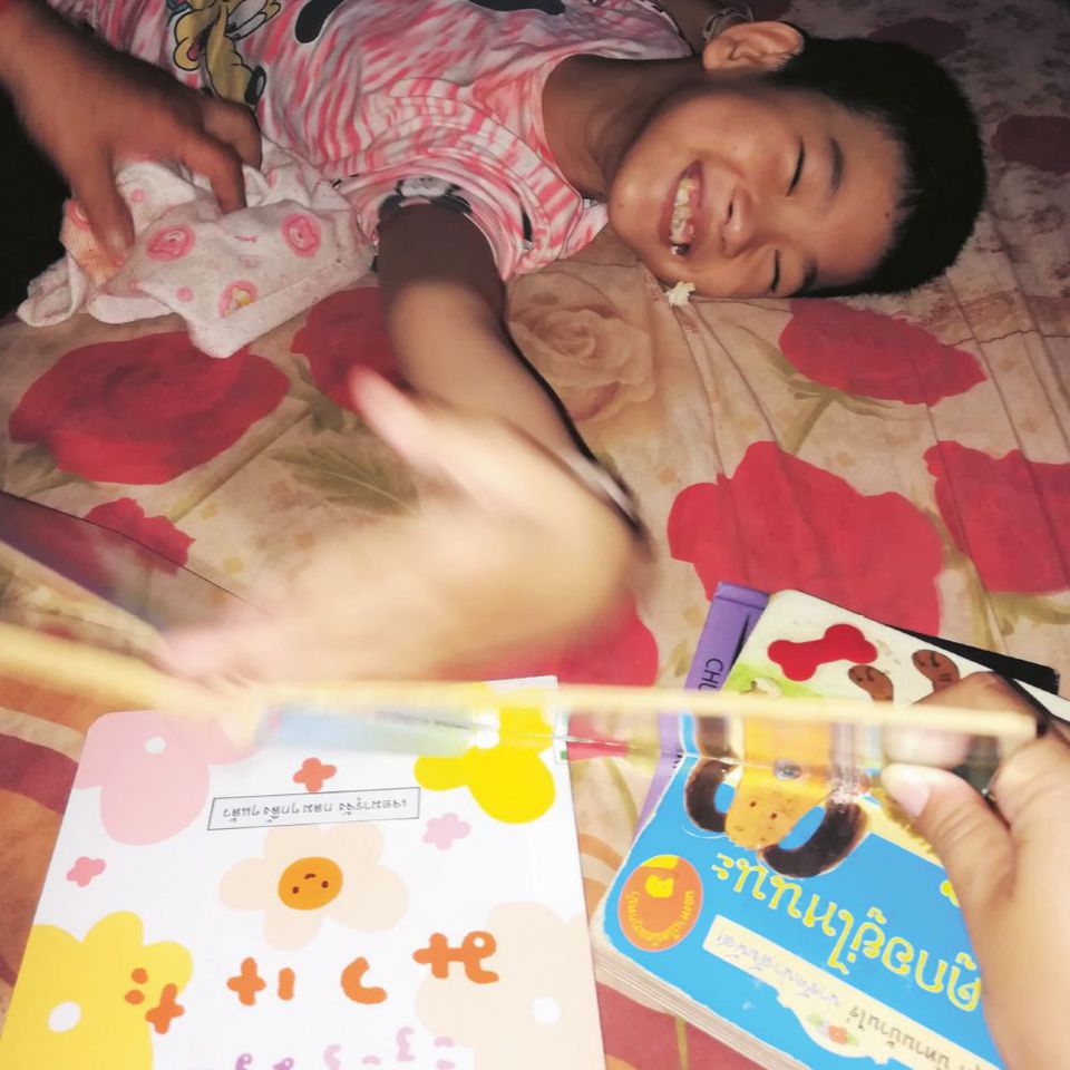 Horiuchi continues to visit and deliver books to children who can’t go to school because of their disabilities, also reading them the books.