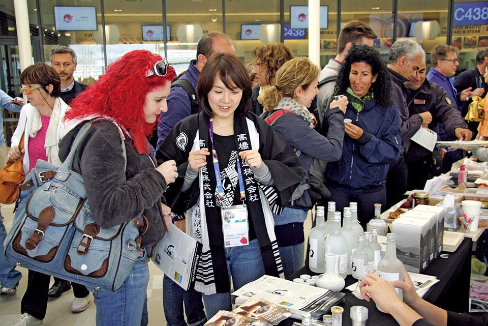 Pairing TAKAHASHI SHUZO rice shochu with sushi at the Expo Milan 2015.