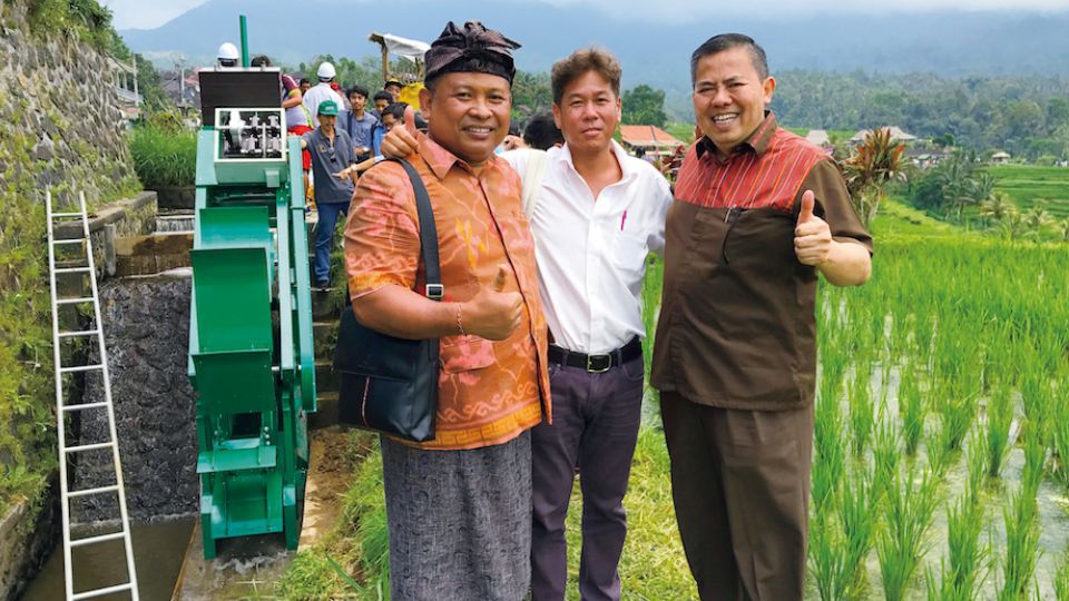 Muchos empleados fueron enviados a Indonesia para ofrecer apoyo tecnológico y servir de intermediarios entre las funciones del gobierno local y las empresas.