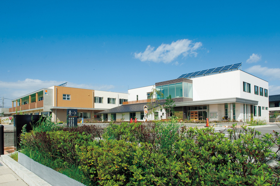 Para crear consciencia entre los residentes el centro comunitario del bloque modelo está equipado con monitores que muestran la cantidad de energía usada y generada en todo el bloque.