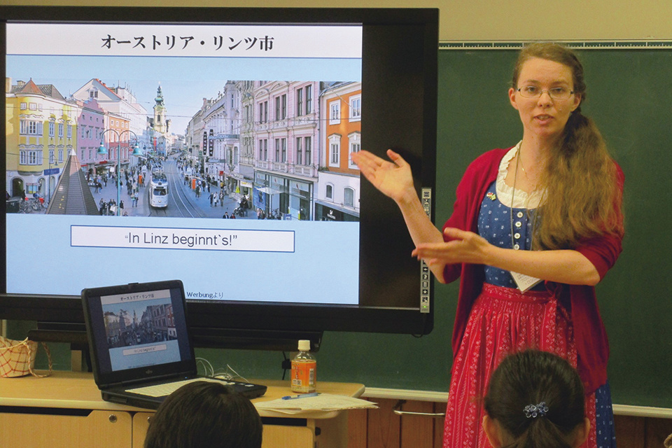 Florentine in a Austria’s national costume, the Dirndl, at Aoki Elementary School while explaining about the charms of Austria.