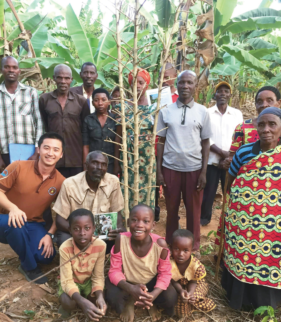 A Japanese expert with producers. By providing in-person support on site, they build up trust. Those efforts are also improving coffee bean quality.