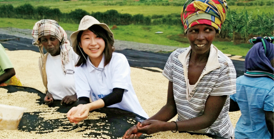 A Japanese expert explains to producers the differences between good and flawed beans at a coffee-washing station.