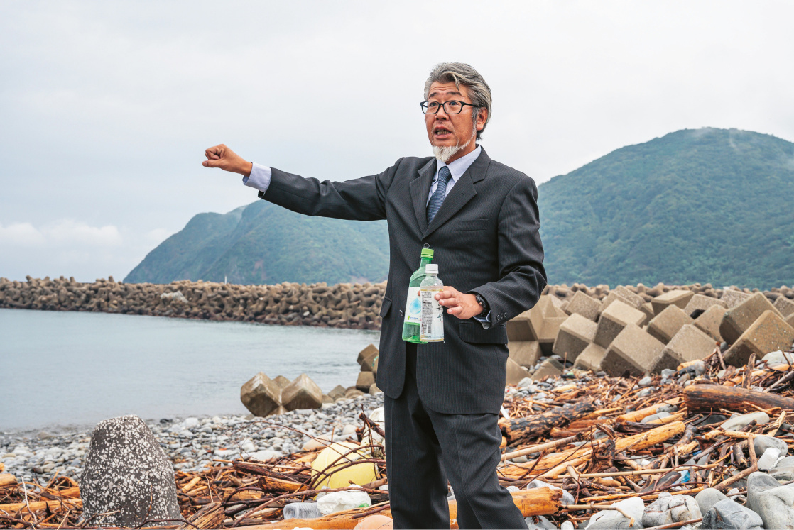 Suenaga was born and raised in Tsushima. Presently, he is working on organizing talks on the islands and beyond to inform audiences about Tsushima’s ocean garbage problem.