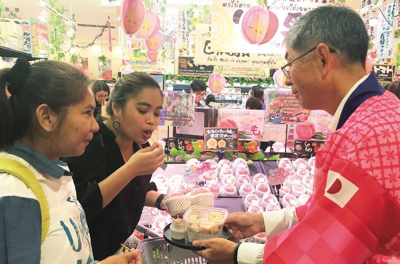 An event held in Thailand by Fukushima Prefecture to promote its peaches. Some stores saw a rise in sales thanks to the sweet, firm peaches from Fukushima.