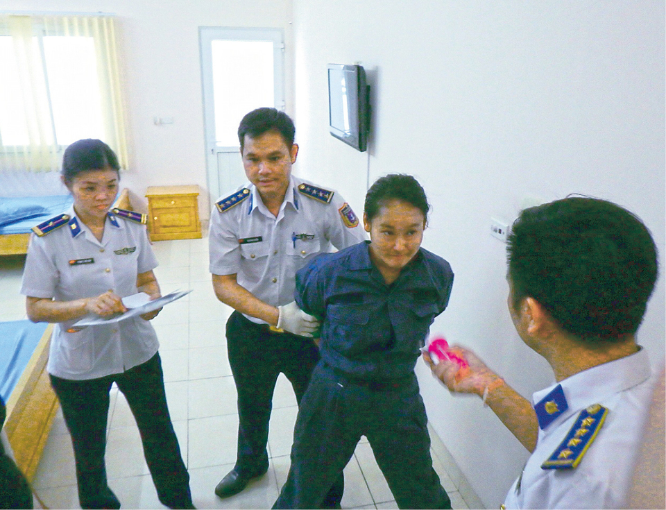 Yoshioka instructing Vietnamese maritime police officers during an on-board inspection.