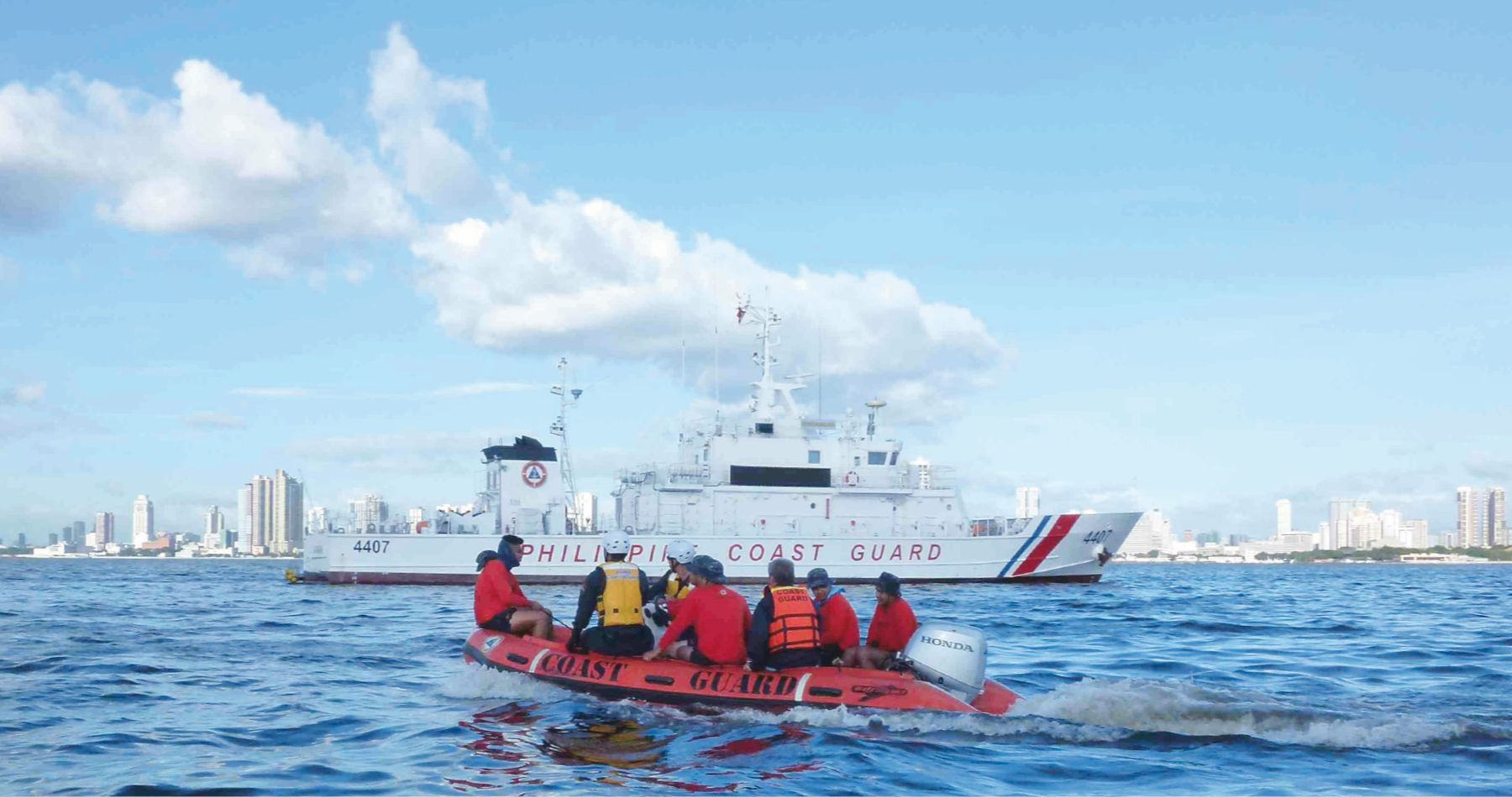 Rubber boat training for the Philippine Coast Guard in 2017. The white hull is one of the ships that Japan has granted since 2016.