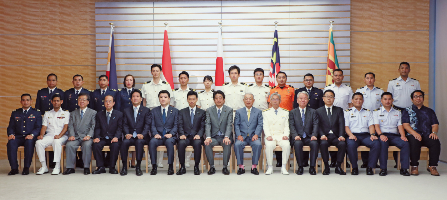 Graduates of the Maritime Safety and Security Policy Program from the Philippines, Indonesia, Japan, Malaysia, and Sri Lanka pay a courtesy visit to Prime Minister Abe (August 2018)
