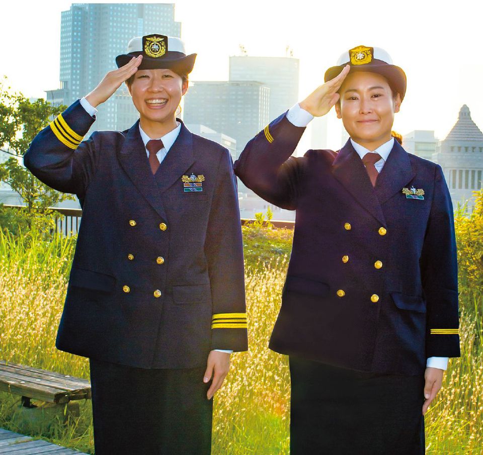 Coast guards who play an important role, such as the junior officer Nohara (left), and Yoshioka, who became the MCT’s first female coordinator, are being trained in large numbers. The ratio of female officers in JCG has nearly doubled in 10 years. “I want to try new things to be a role model for other women,” remarks Nohara.