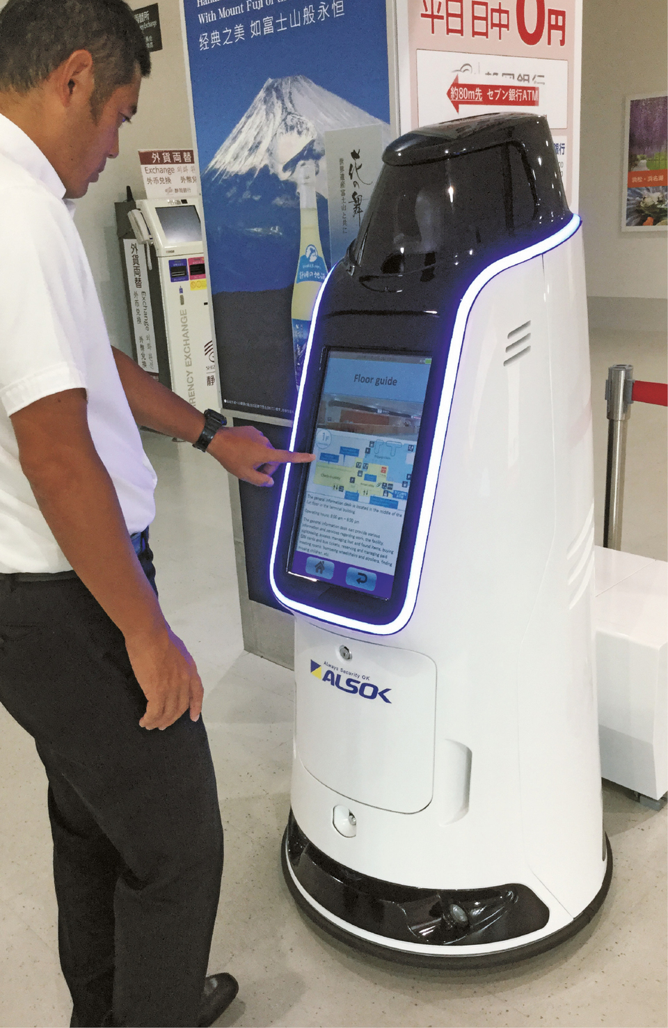 The REBORG-Z with a large built-in display. It can also display emergency evacuation advice in multiple languages during a disaster.