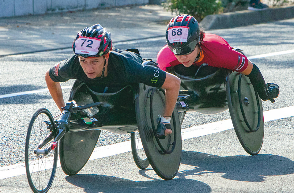 Manuela Schar (left), a Swiss athlete who won the 2019 Oita Wheelchair Marathon, and KINA Tsubasa, who took second place and set a new Japanese record. Both athletes used the Kakeru.