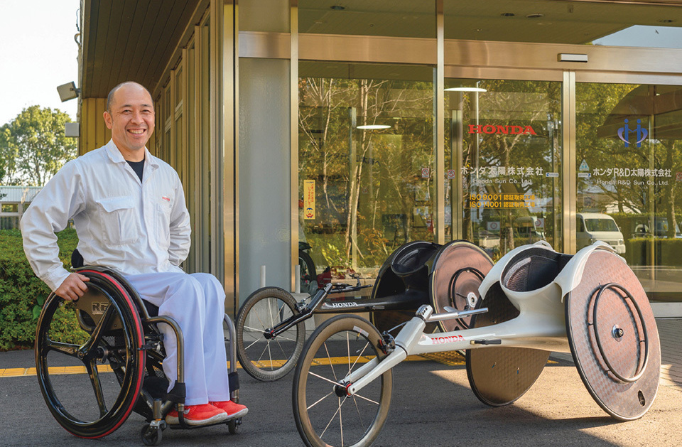 KAWAMURO Ryuichi, an employee of Honda Sun and a competitor in full wheelchair marathons. He says, “As long as I train whenever I find the time, my performance improves. Now, I work in the mornings, and the whole afternoon is filled with training.”
