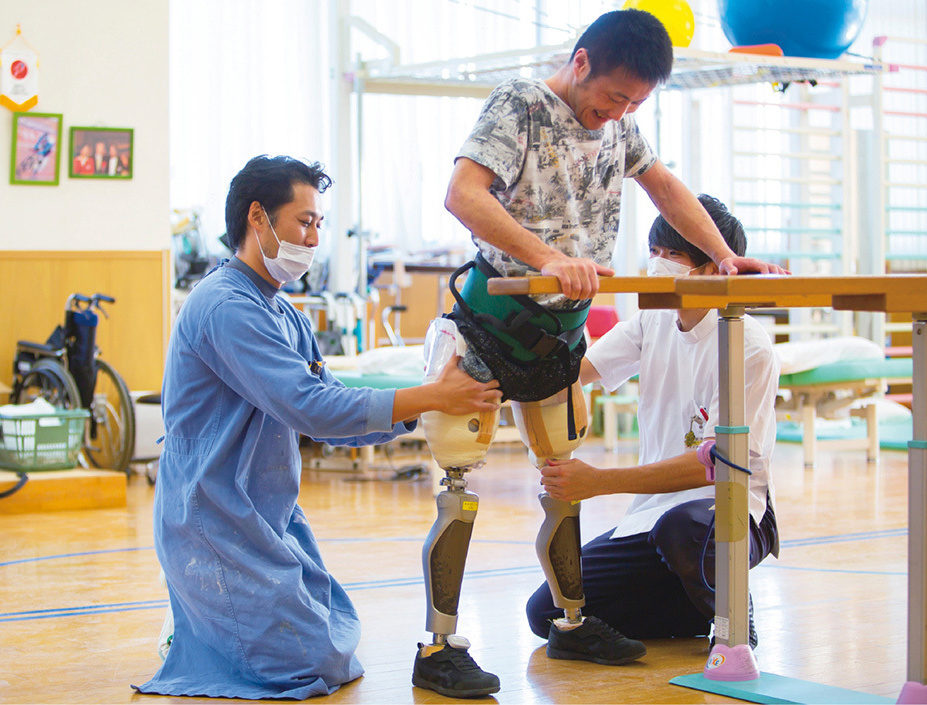 At the center, a regular staff of about 30 specialists in prosthetics and orthotics (left), with physical therapists (right) supports users from around the country.