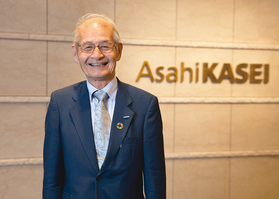 After completing his master’s course at Kyoto University, Yoshino joined Asahi Kasei, a major material manufacturer. The company succeeded in developing lithium-ion batteries by engaging in research on new secondary batteries. In 2019, he was awarded the Nobel Prize in Chemistry along with Dr. John B. Goodenough and Dr. Stanley Whittingham.