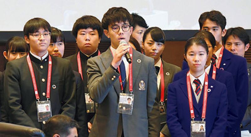 Nine students brought their ideas together, and presented a plan for developing the global economy with multilateral cooperation.