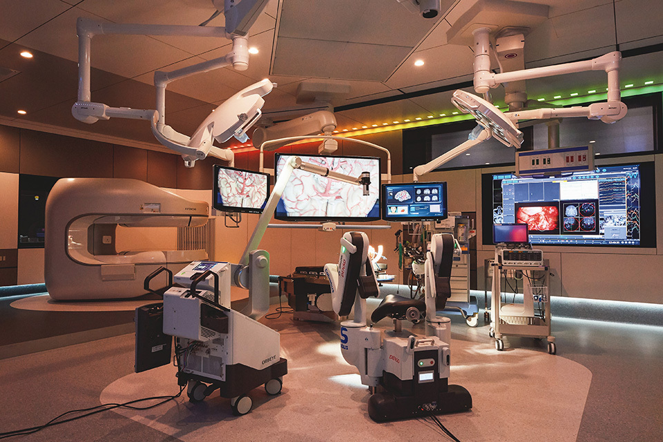The interior of Hyper SCOT at Tokyo Women’s Medical University, equipped with leading-edge technology, including a robot bed, open MRI, and organic electroluminescent lighting. More than 20 medical devices are networked via OPeLiNK, forming a futuristic space resembling an aircraft pilot’s cockpit.