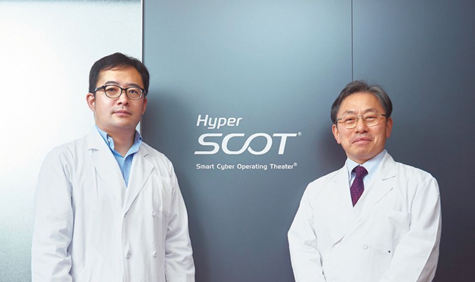 Professor of Advanced Techno-surgery MURAGAKI Yoshihiro (right) of the Institute of Advanced Biomedical Engineering and Science and OKAMOTO Jun (left)