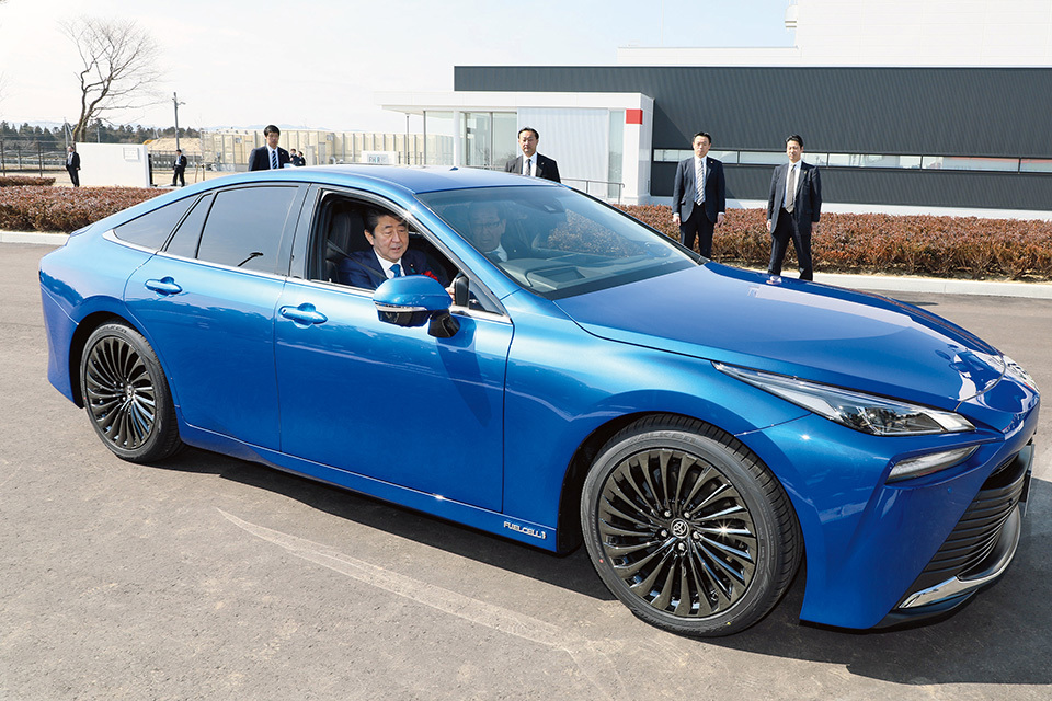 At the FH2R opening ceremony, Prime Minister Abe took a test ride in an FCV. When automobiles fueled by hydrogen generated by renewable energy become more widespread, it will contribute greatly to reducing CO2 emissions.