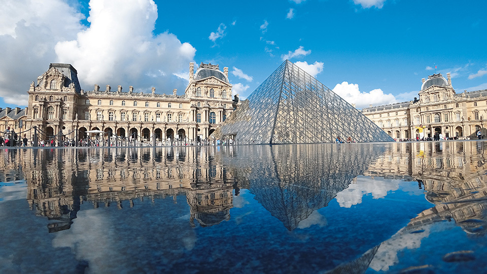 Photocatalysis acts as an antifouling and antifogging effect simply by the irradiation of light. It has also been used in the glass covering the pyramid-shaped entrance of the Louvre Museum. The glass maintains its transparent beauty by decomposing dirt.