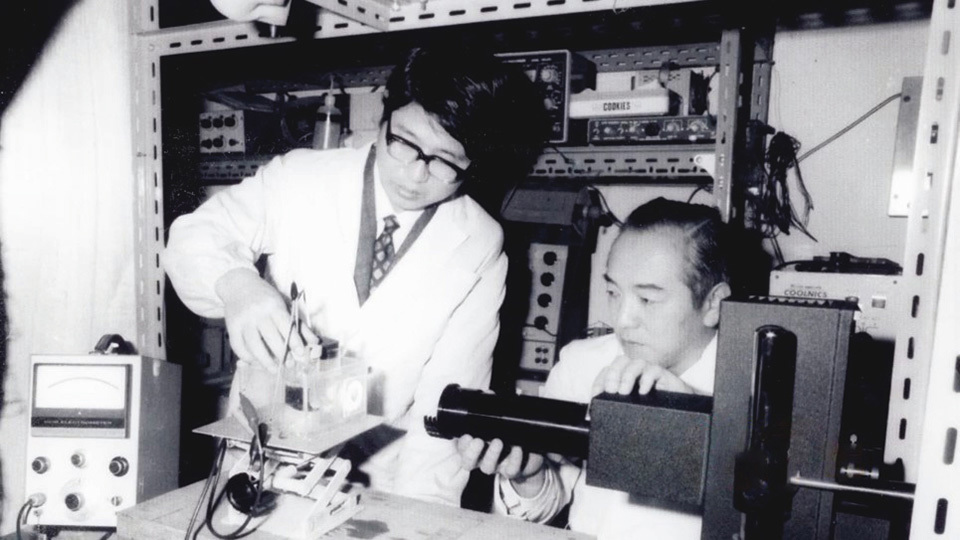Fujishima (left) conducting an experiment with Dr. Honda in 1967. Initially, nobody believed the pair’s findings, namely, that water could be broken down with light energy alone.
