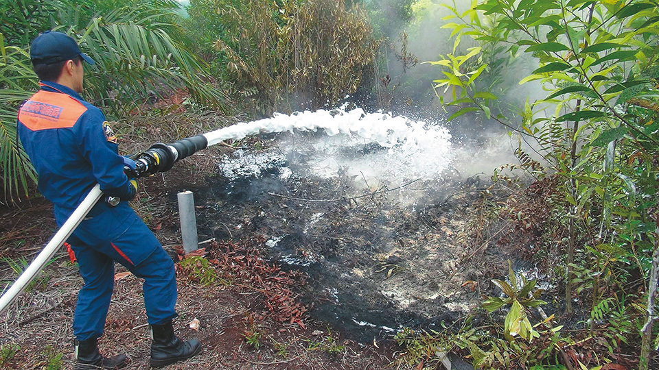 Field tests on peatland fires in Indonesia. With its high osmotic force, the foam can　extinguish all embers in the peat.