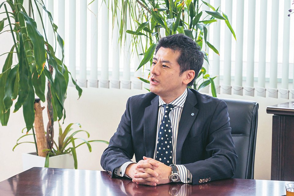 Morita, the president of Shabondama Soap Co., Ltd., eagerly shares his view, saying, “I want the foam to have a global appeal.”