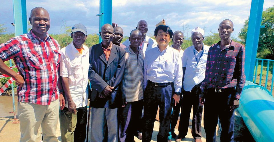 Yamada (fourth from right) at a pumping station of the Ahero Irrigation Scheme, a project site of CaDPERP, together with local farmers.