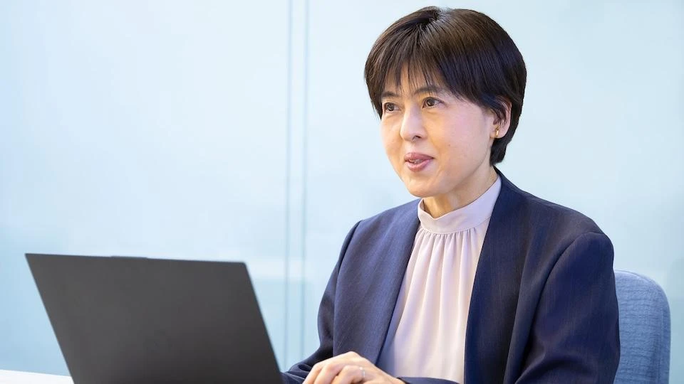 Izumi Nitta of Frontria speaking in front of a computer
